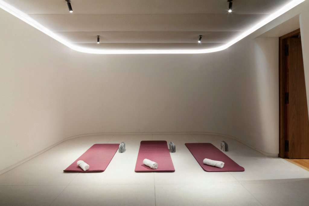 Salle de yoga et espace bien-être dans un immeuble haussmannien rénové à Paris, programme spa et détente.
