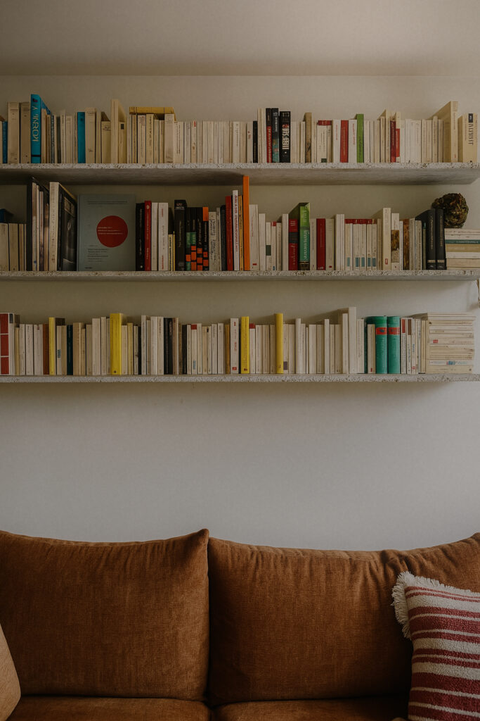 Élaboration d’une bibliothèque en travertin brut dans un appartement parisien. Un projet d’aménagement intérieur sur mesure, pensé et dessiné avec un marbrier pour sublimer l’espace et valoriser le bien.