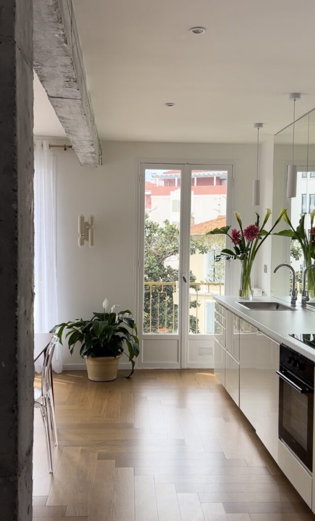 Rénovation complète d’un appartement situé au port de Nice. Repenser les volumes, démolition totale et aménagement contemporain réalisés en un temps record. Projet mené avec une entreprise générale, premier investissement immobilier, par Chaybi Studio.