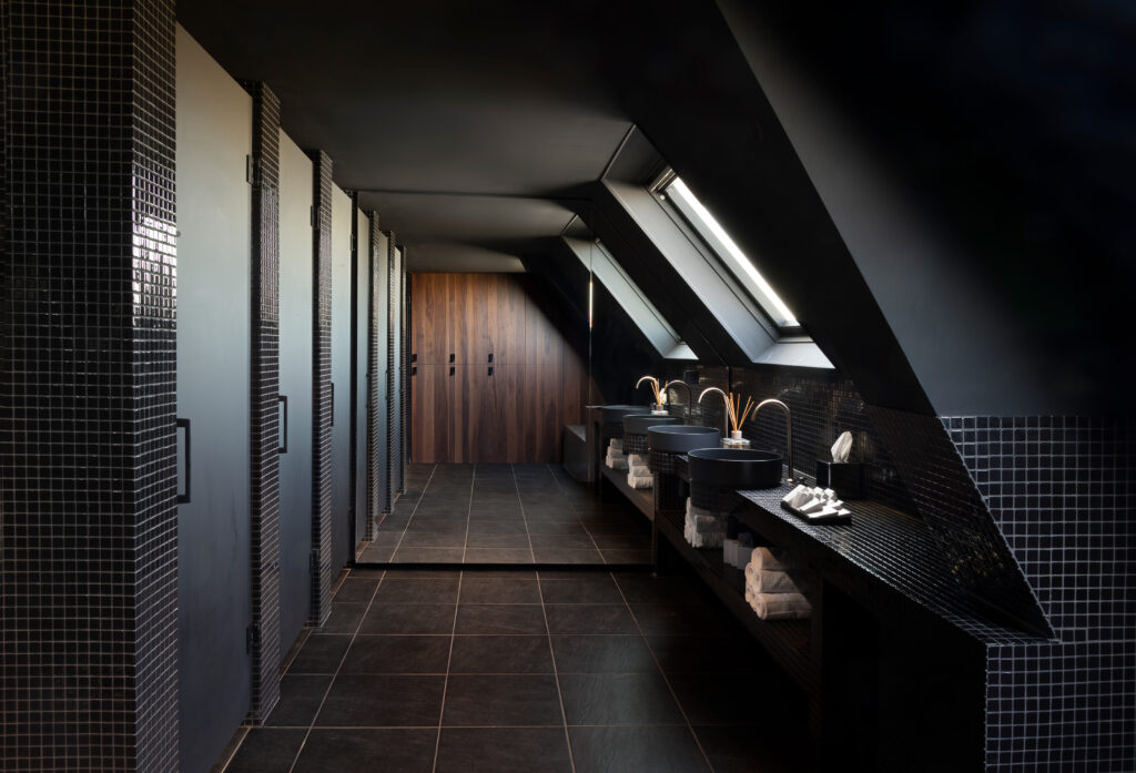 Espace bar et restaurant avec mobilier sur mesure et suspensions dorées, aménagement intérieur haut de gamme.